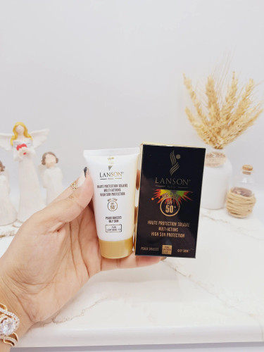 ضد آفتاب فلوئید بی رنگ لانسون مناسب برای پوست مختلط و چرب با SPF50 محافظت در برابر آفتاب بالا